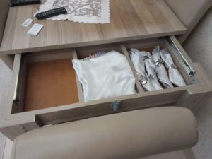 Gizli çekmeceli yemek masası ikinci el 2500 TL